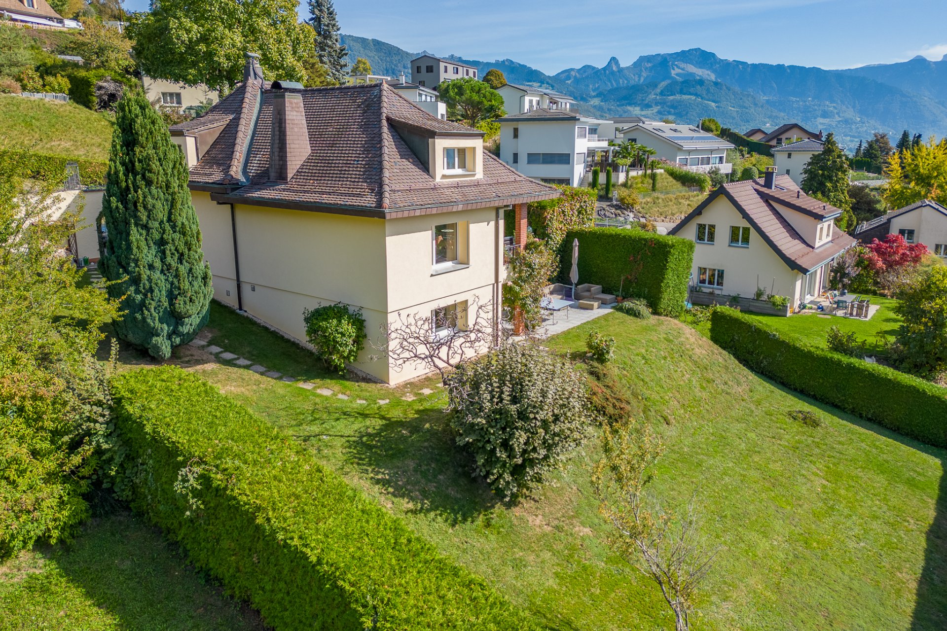 JONGNY - Belle villa familiale rénovée avec vue lac